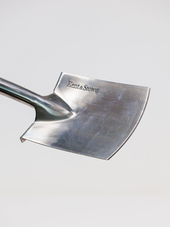 This Kent & Stowe spade larger tread edge for added digging comfort.